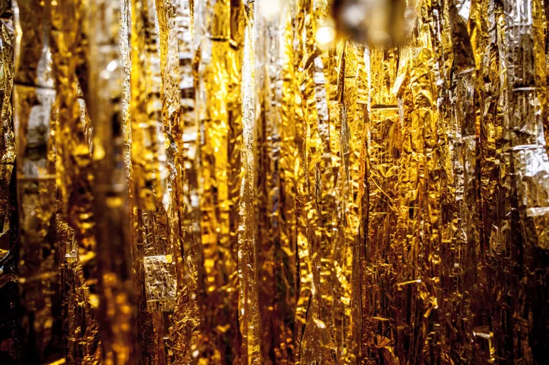 Continous Antinous in Gold in der Galerie des Tages auf dem Dockville