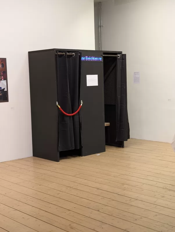 Zweite generischen Beichtstuhl von Dennis Poser und Conny Winter Performance und Installation 2025